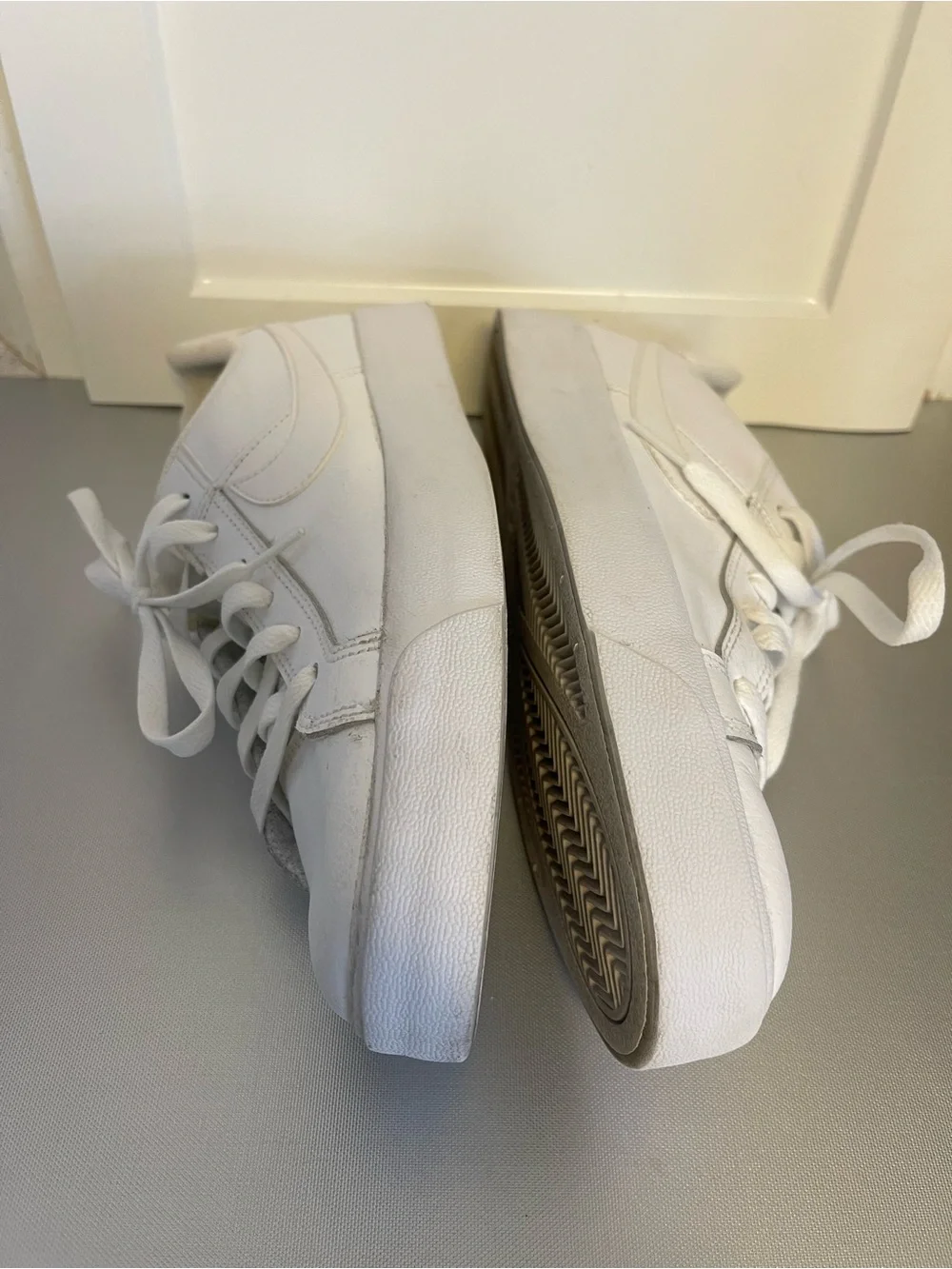Nike Women’s White Low-Top Leather Sneakers Sz 11